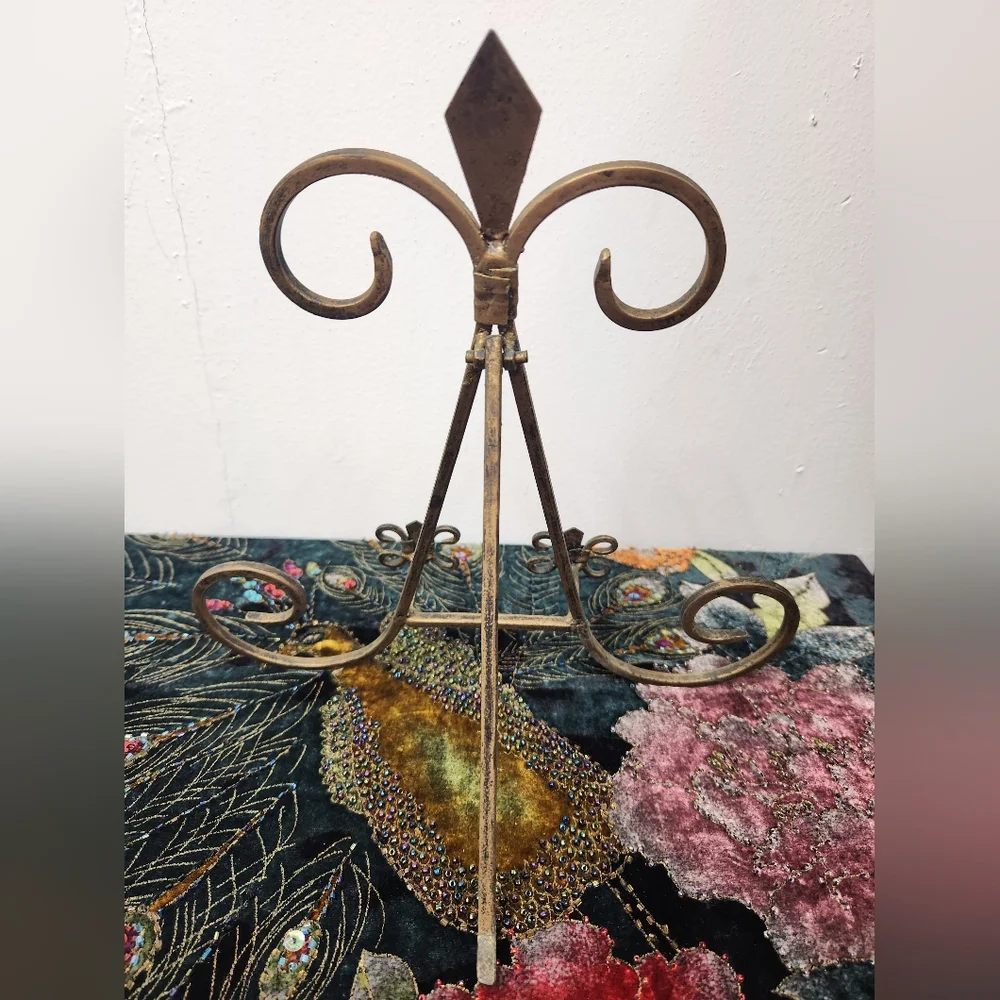 Elegant Gold Metal Easel Stand